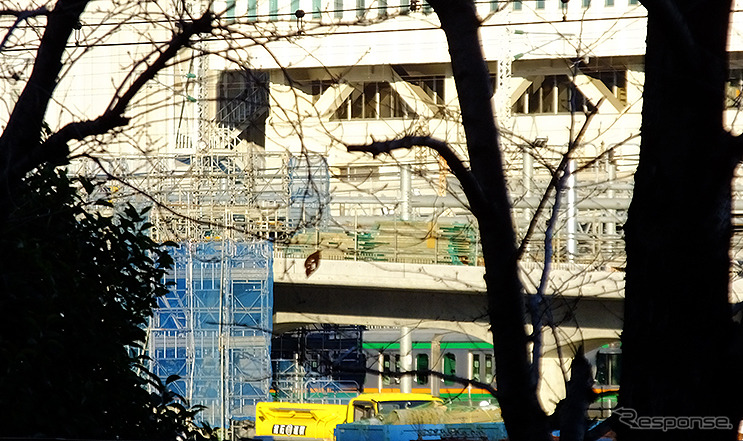 車町児童遊園から見えた京浜東北線北行の新オーバークロス高架橋