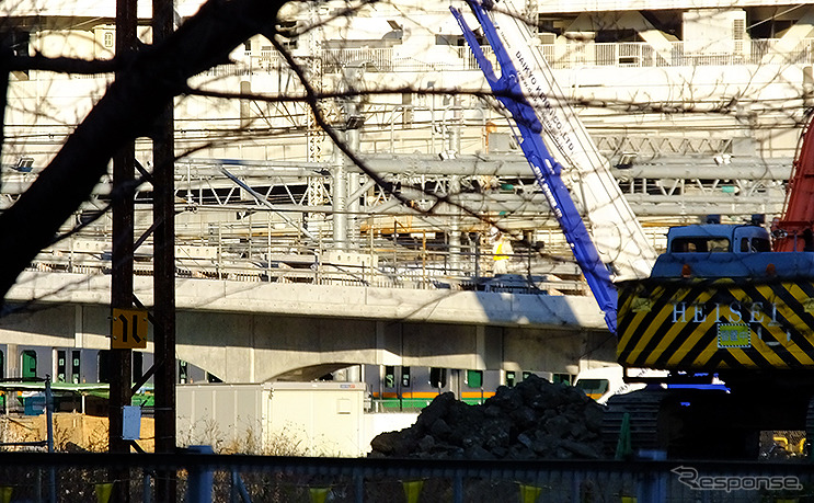車町児童遊園から見えた京浜東北線北行の新オーバークロス高架橋
