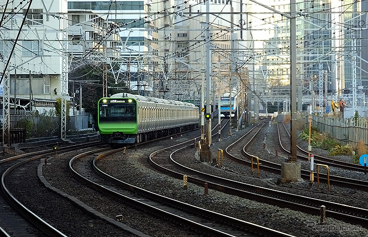 山手線（左）を高架橋で越える京浜東北線北行電車（右）