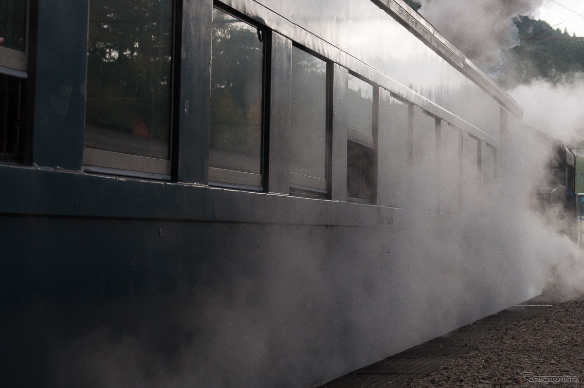 SL列車の暖房は蒸気暖房。車体から湯気が吹き出す。