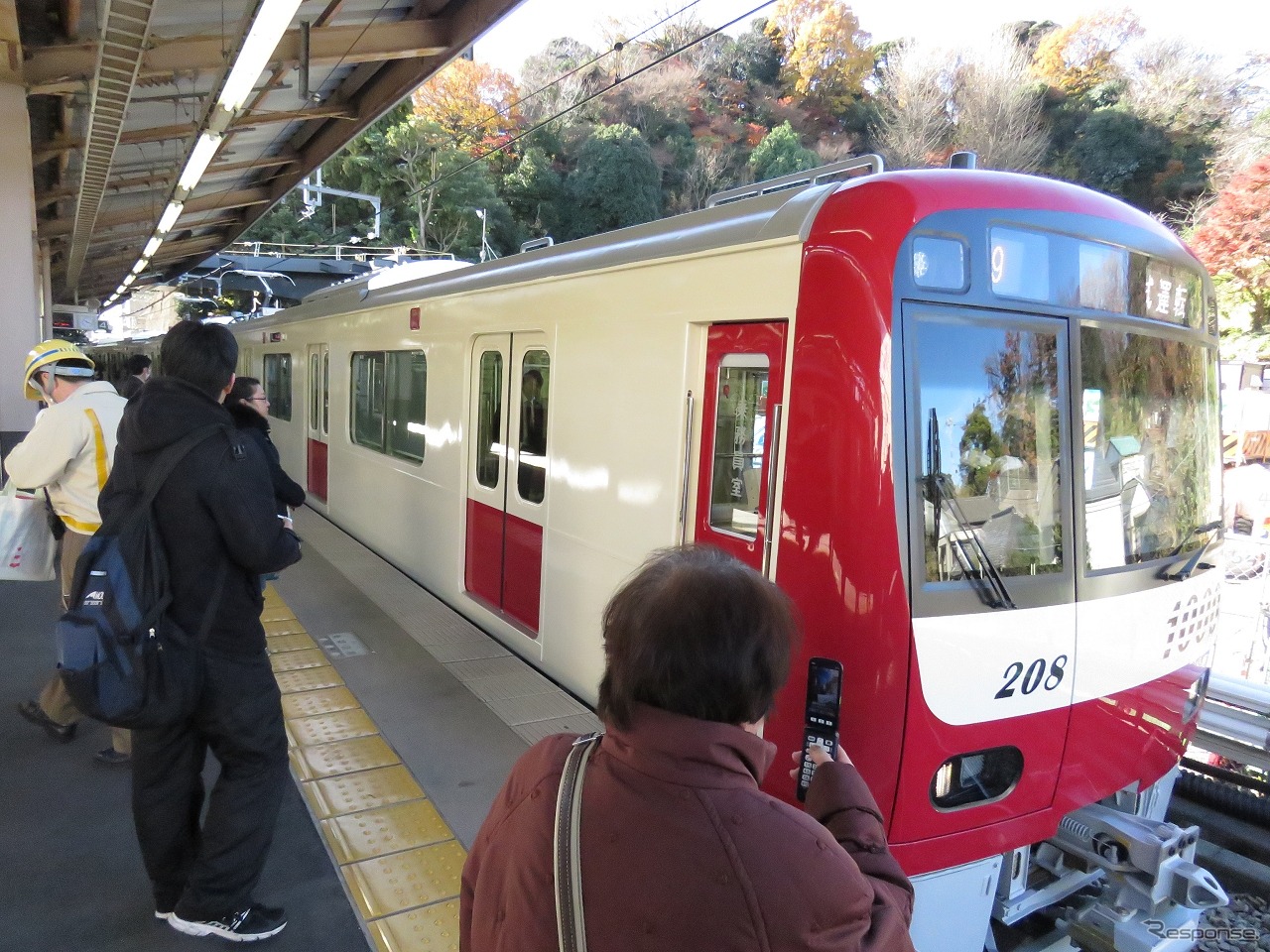 金沢八景駅では「白い京急電車」に驚いた人たちがカメラを向けていた。