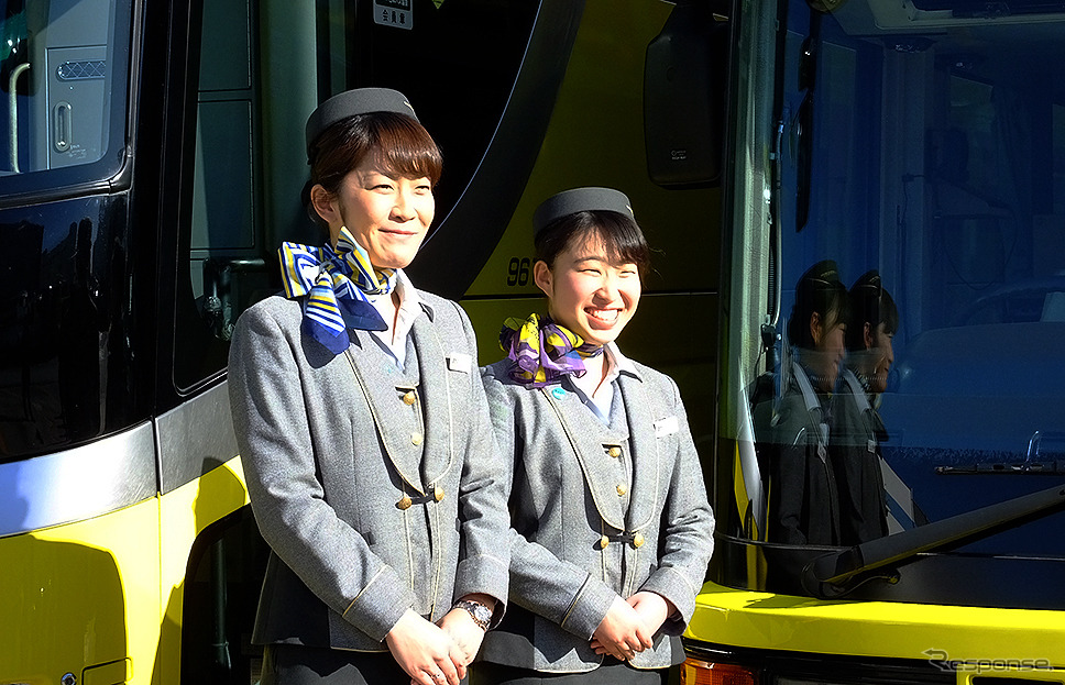 ガイドの吉塚里美さん（向かって左）と金本安奈さん