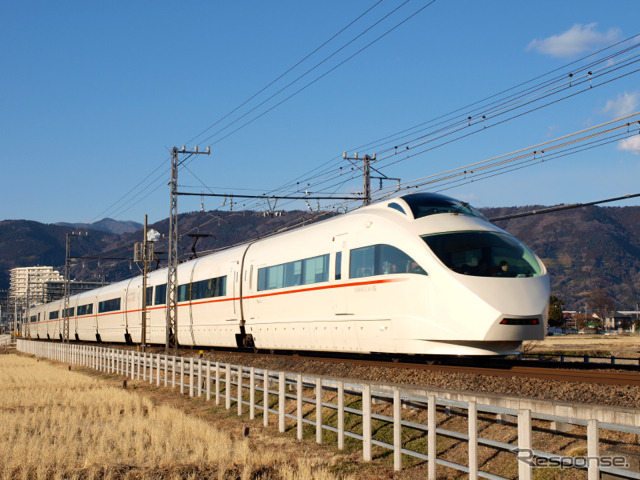 箱根登山鉄道の箱根湯本駅まで乗り入れている特急ロマンスカーの特急料金割引は終了する。写真は50000形「VSE」。