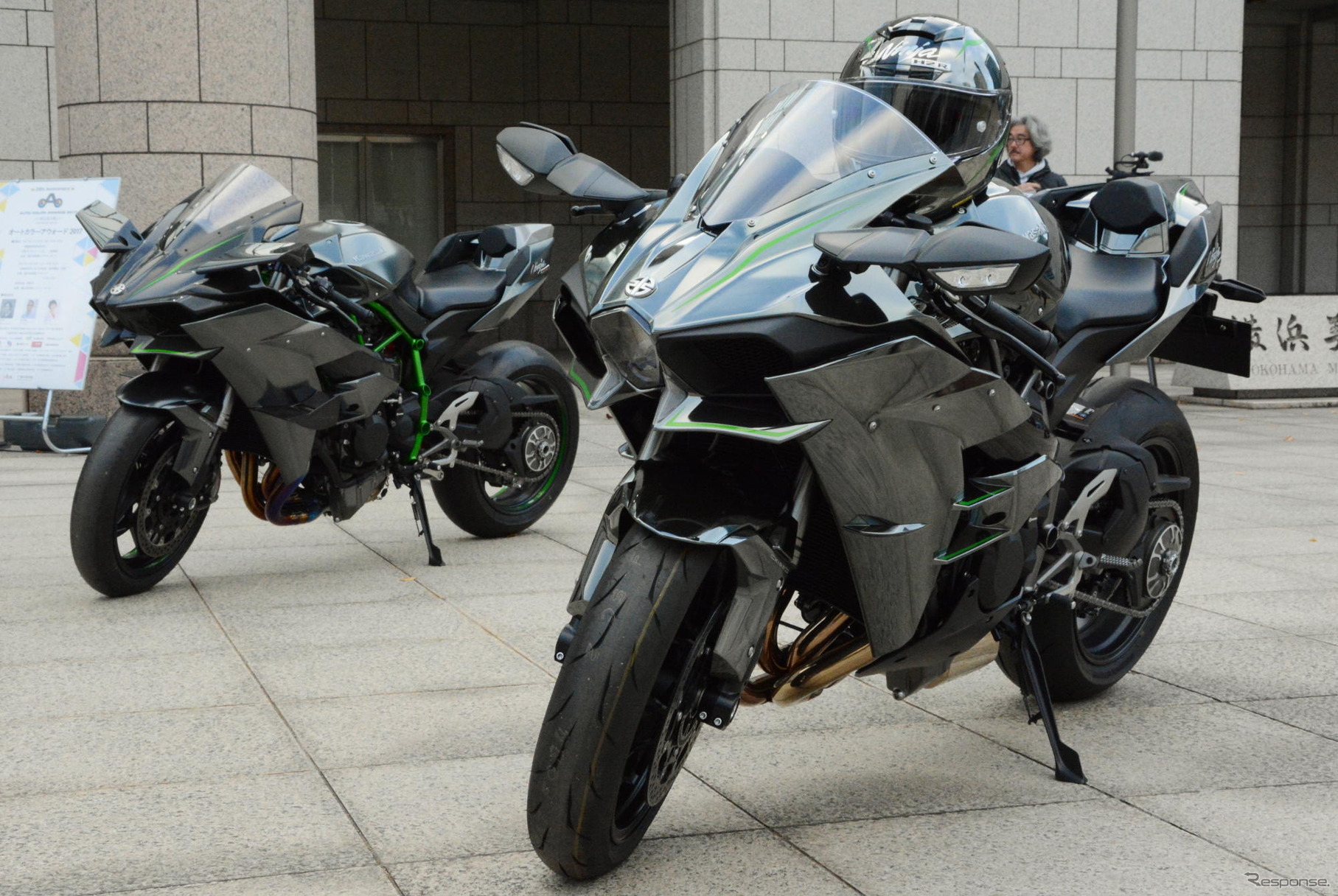 カワサキNinja H2（右）とNinja H2R