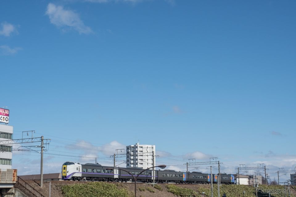 20両が増備され、函館～札幌間特急の全スーパー化を促すことになるキハ261系1000番代。写真は、左手2両が近年増えている新塗色車。