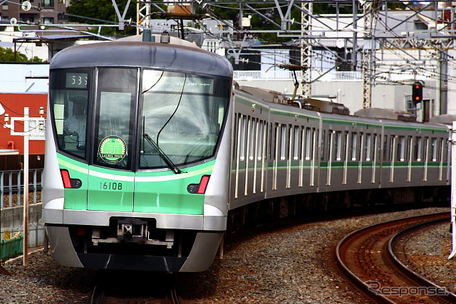 千代田線で運用されている東京メトロ16000系。