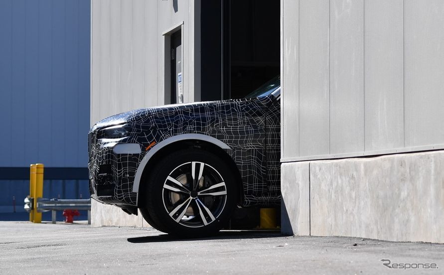 BMW X7の量産試作車