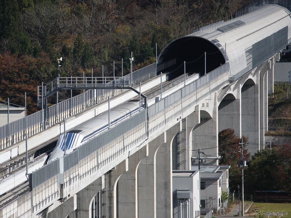 山梨リニア実験線を走る試験列車。2018年の第1回試乗会は3月から4月にかけて行われる。