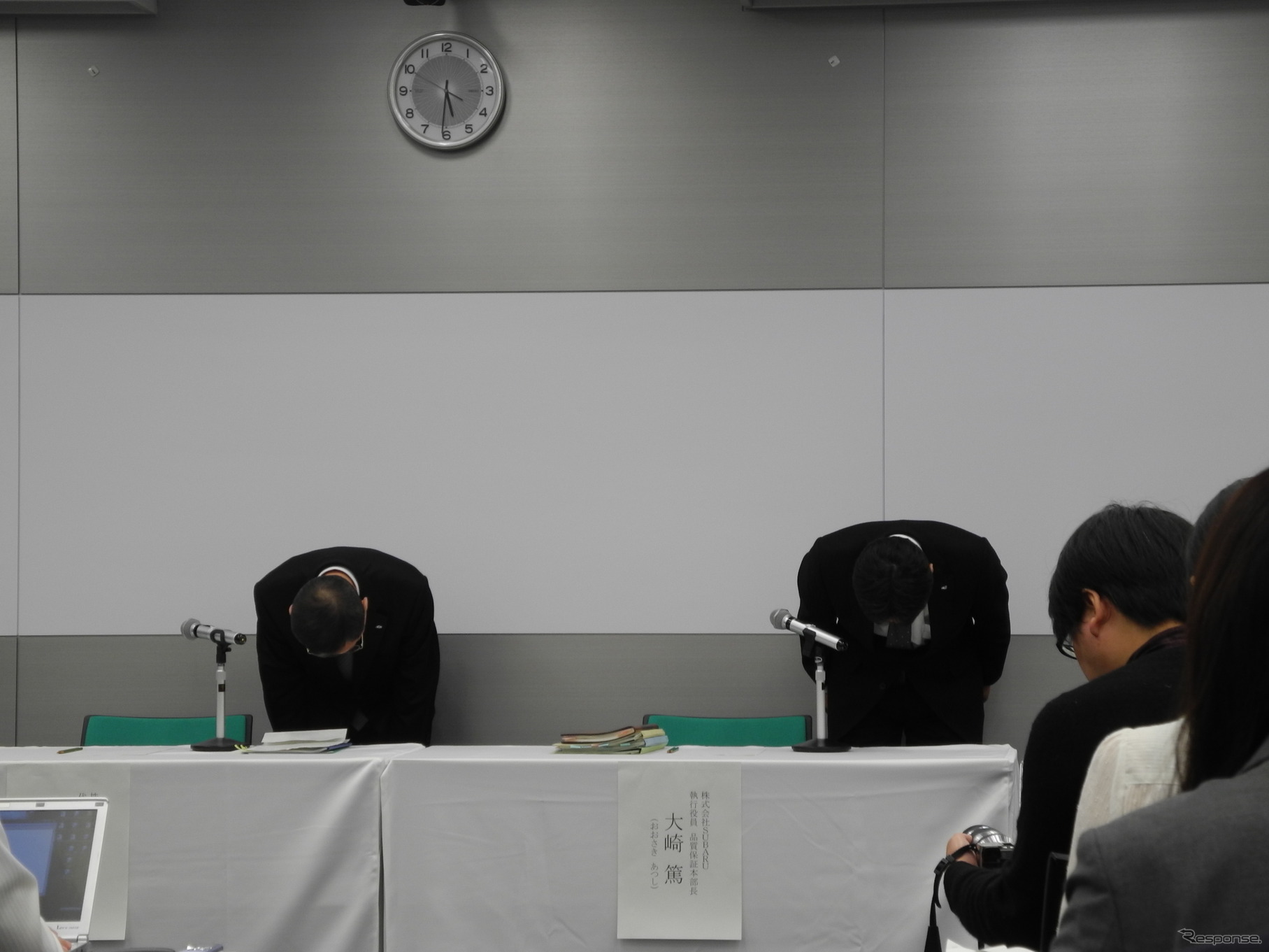 冒頭の挨拶で頭を下げる吉永泰之社長（左）と大崎篤執行役員品質保証本部長