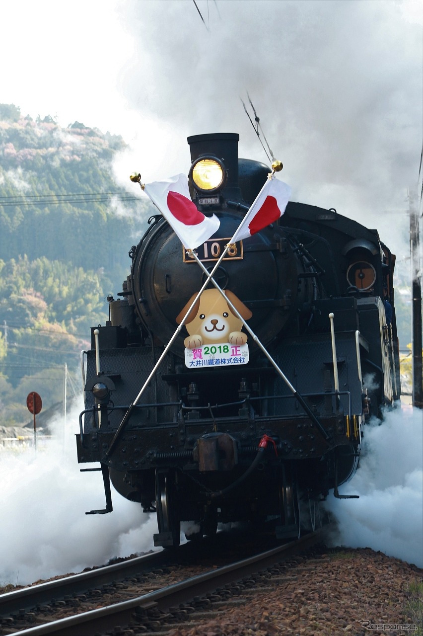 正月三が日の大井川鐵道SL列車は国旗とヘッドマークを取り付けて運転される。