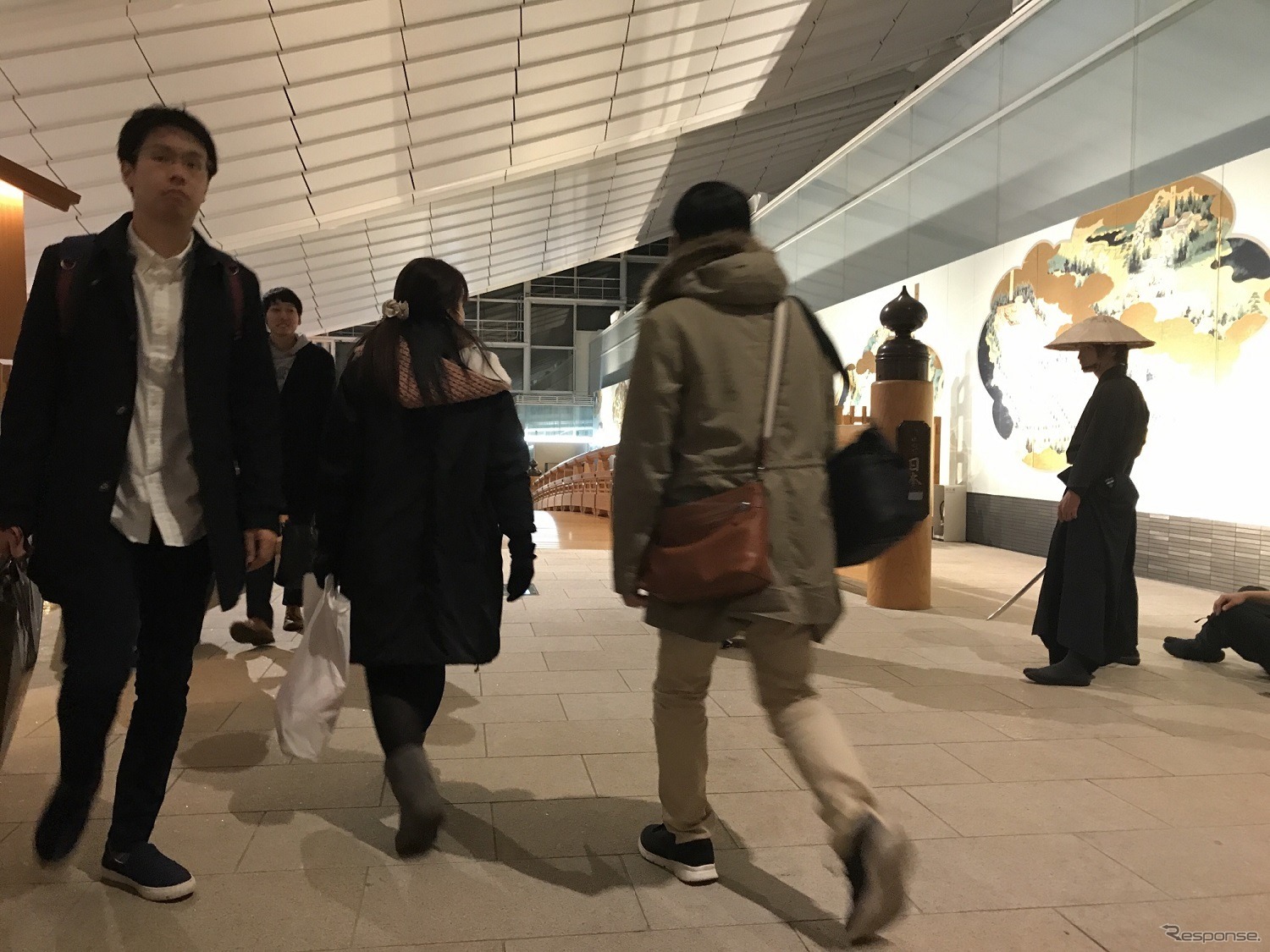 通行人の行きかう空港施設での撮影だ。羽田空港で「究極のインスタ映え」？「SAMURAI FILM」で本物のスタントマンとアクション体験はいかが？