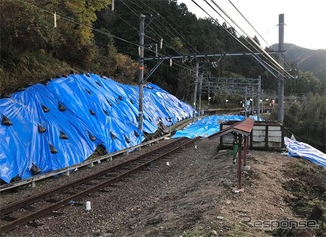道床が流出した上古沢駅構内（12月9日）。南海電鉄は2018年4月中の再開を目指す。