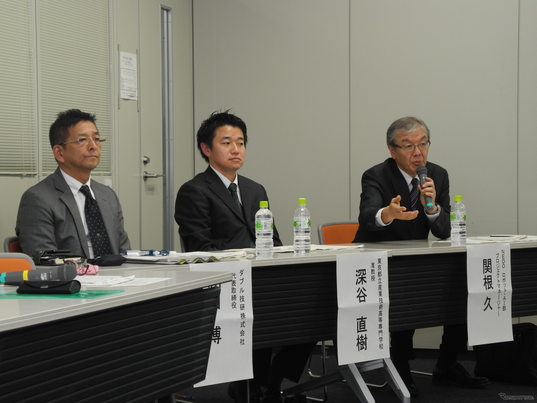 左からダブル技研の和田博社長、都立産業技術高専の深谷直樹准教授、NEDOロボット・AI部の関根久プロジェクトマネージャー