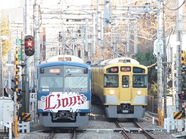 2013年まで運行された初代「L-train」（左）。