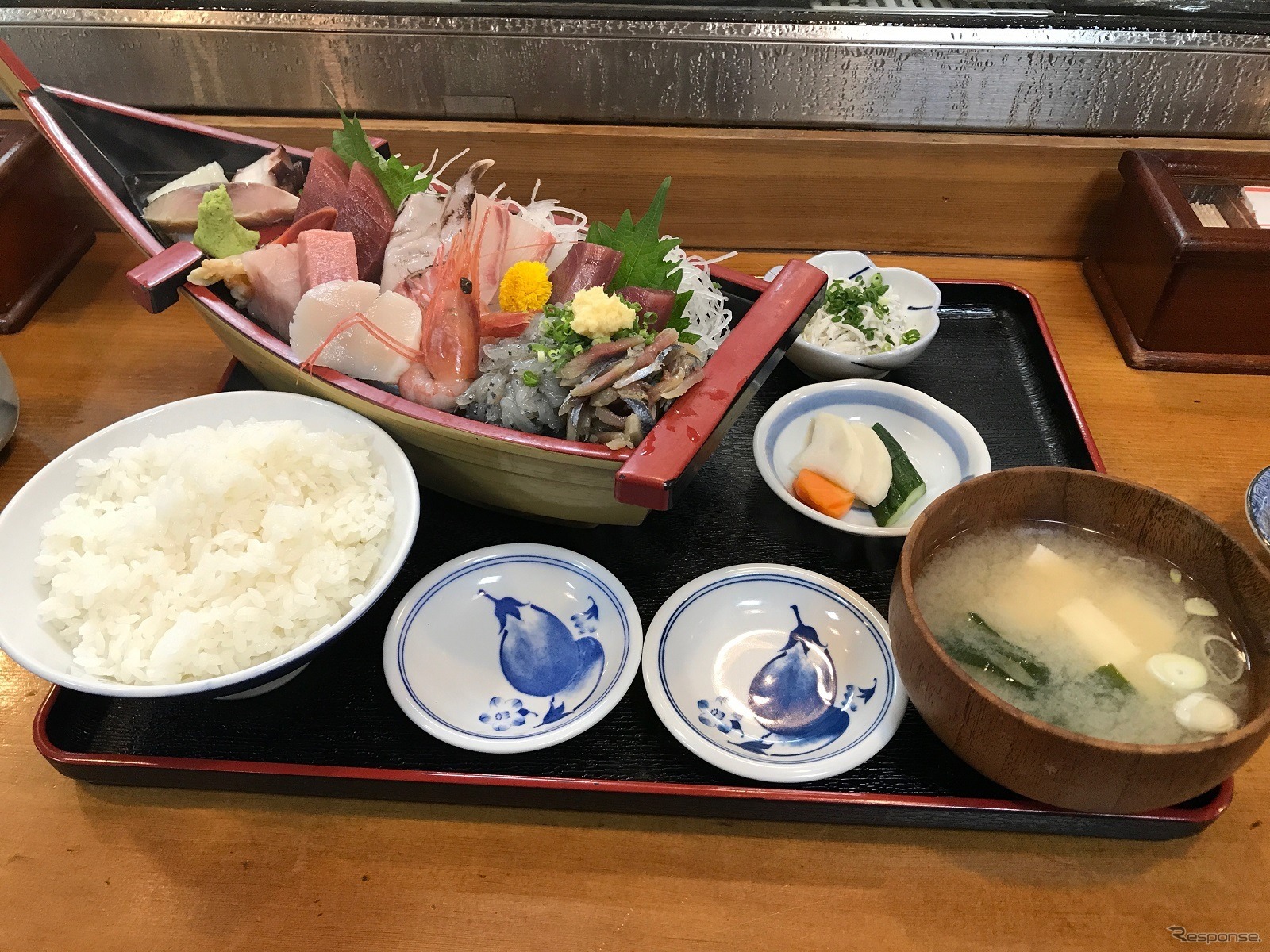 この日は小鉢でたっぷりと釜揚げシラスも添えられた。シラスは生と釜揚げで二種類楽しめた。