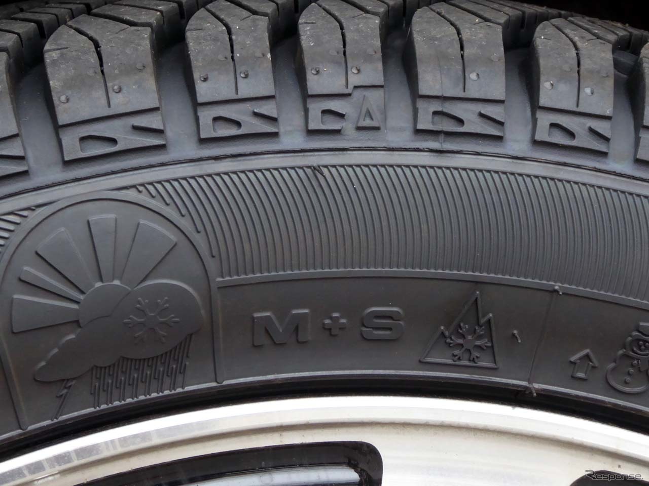 タイヤのサイドウォールには「M＋S」に加え、積雪路でも走行できる「スノーフレークマーク」が刻印されている