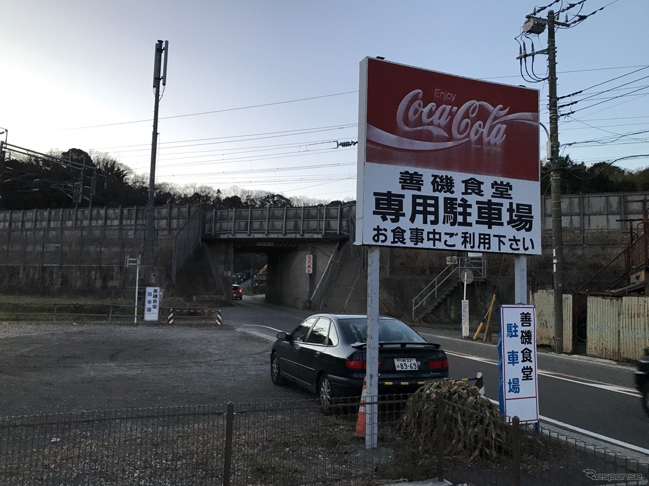 新幹線のガードをくぐると駐車場が見える。ちなみに善磯の駐車場は写真奥。手前は公園の駐車場だ。
