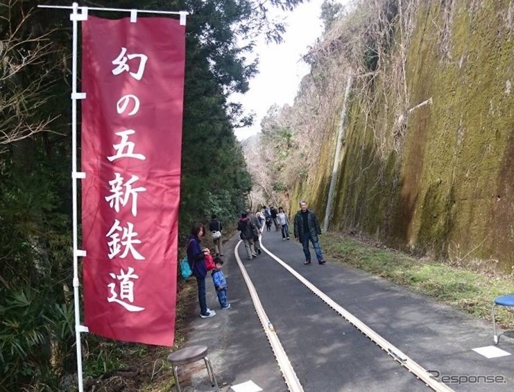 五條市内に残る五新線の路盤。ここに鉄道玩具用の木製レールを敷く。