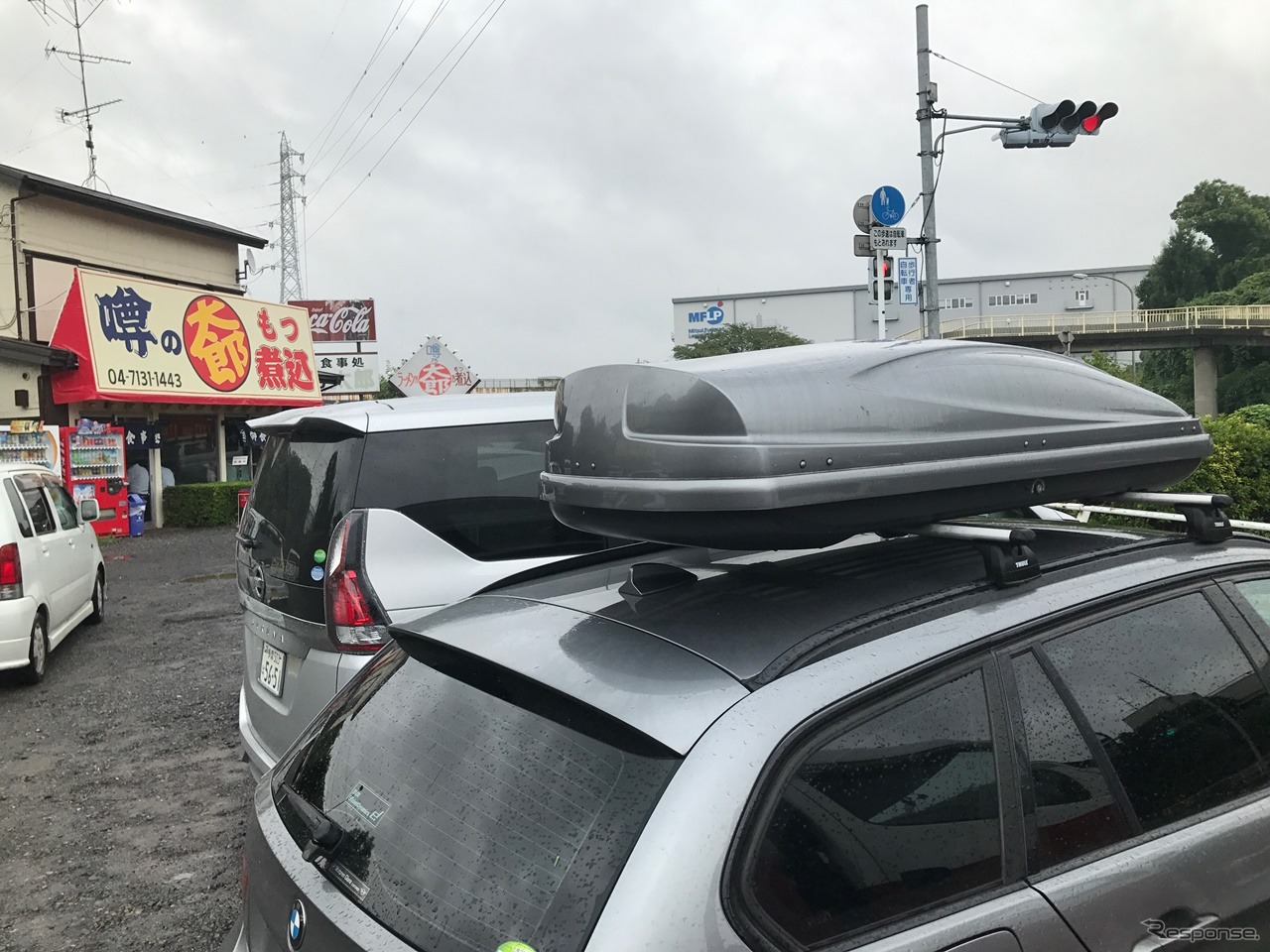 いつもクルマでいっぱいの駐車場。