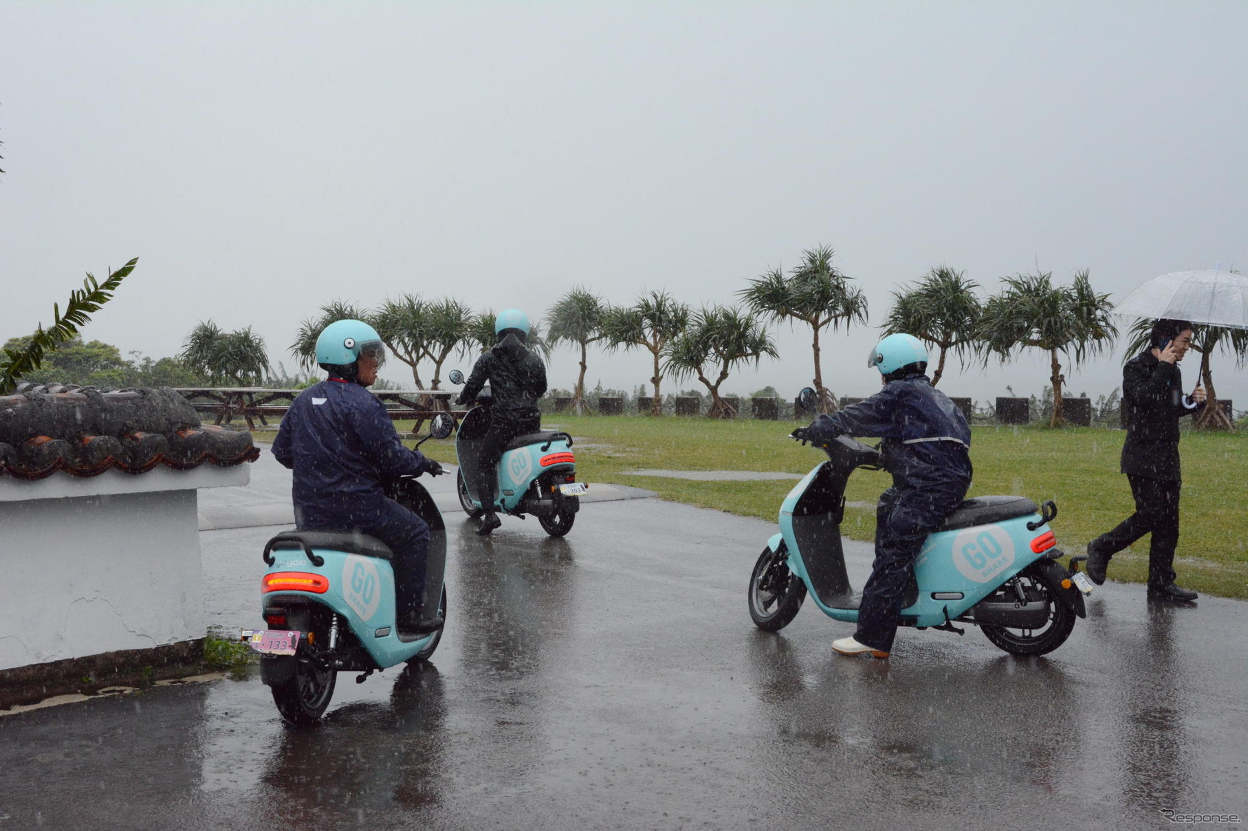 大雨のため試乗は中止され、スタッフによるデモ走行が披露された
