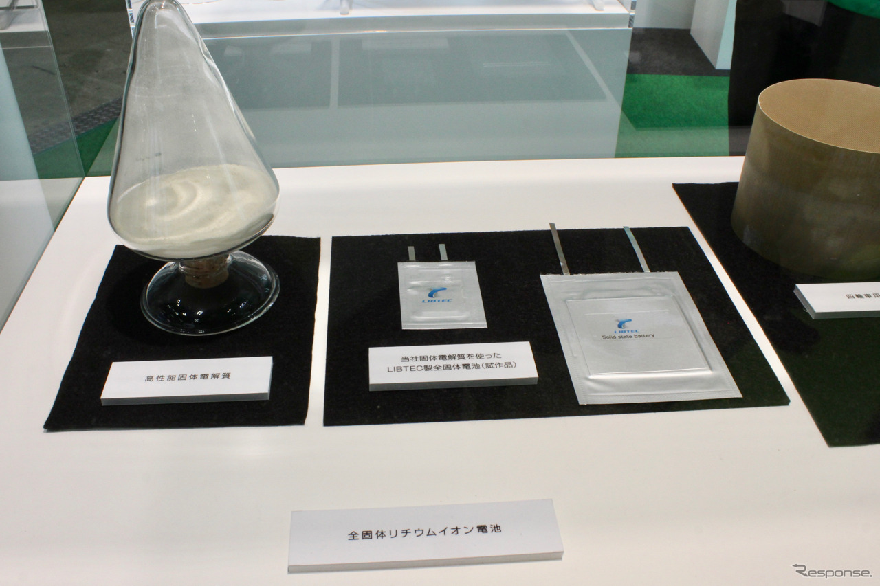 三井金属のブースに展示されていた全固体電池の材料と試作品。