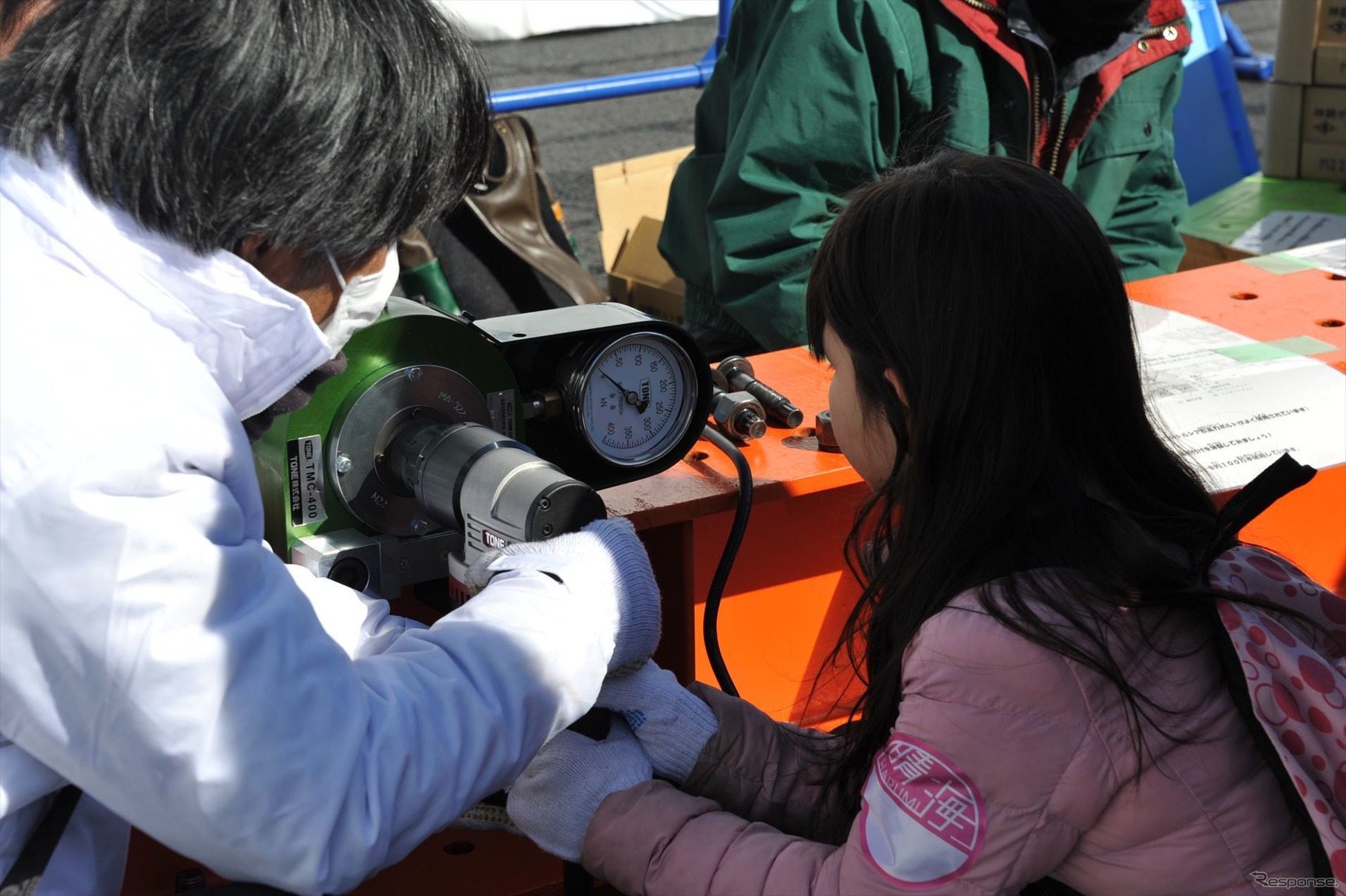 特設会場では、橋梁を接続する特殊なボルトの締め付けや重機試乗など、体験イベントが好評だった