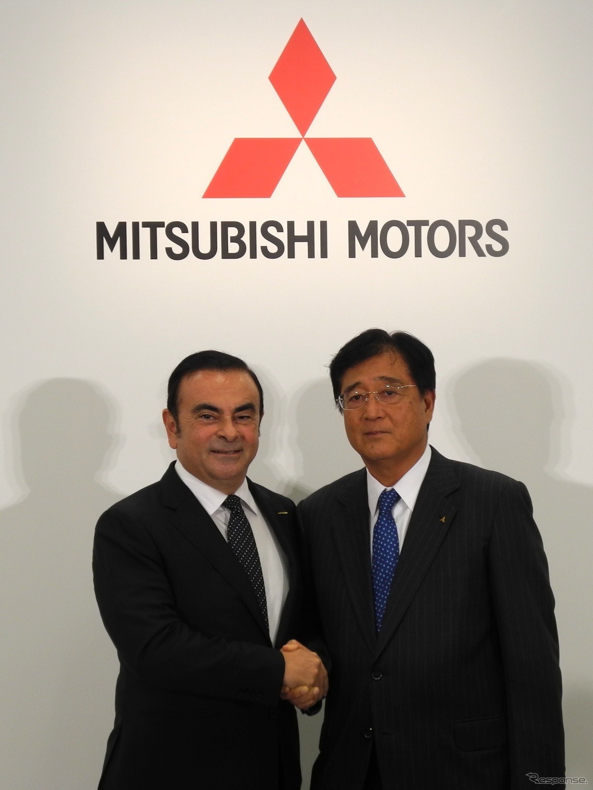 三菱自動車の益子修会長兼社長（右）と日産自動車のカルロス・ゴーン社長（資料画像）