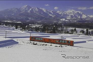 しなの鉄道へ乗り入れる『えちごトキめきリゾート雪月花』。