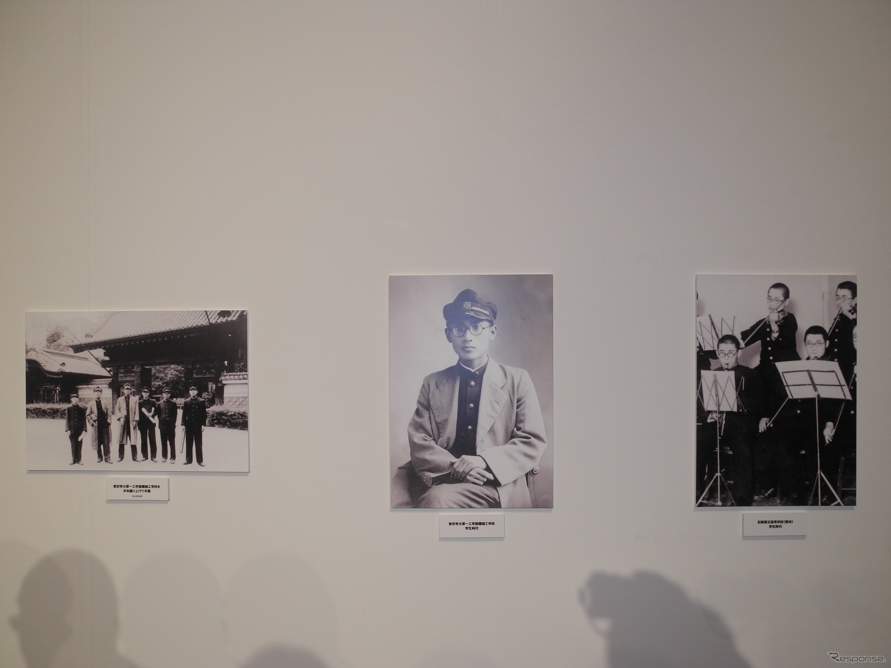 会場に飾られた山本健一さんの学生時代の写真