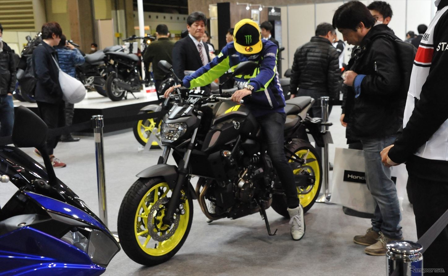 4月10日発売の「MT-07」を「軽さ体験コーナー」で試乗する来場者。車体をライダーが支えているため車重が体感できる。