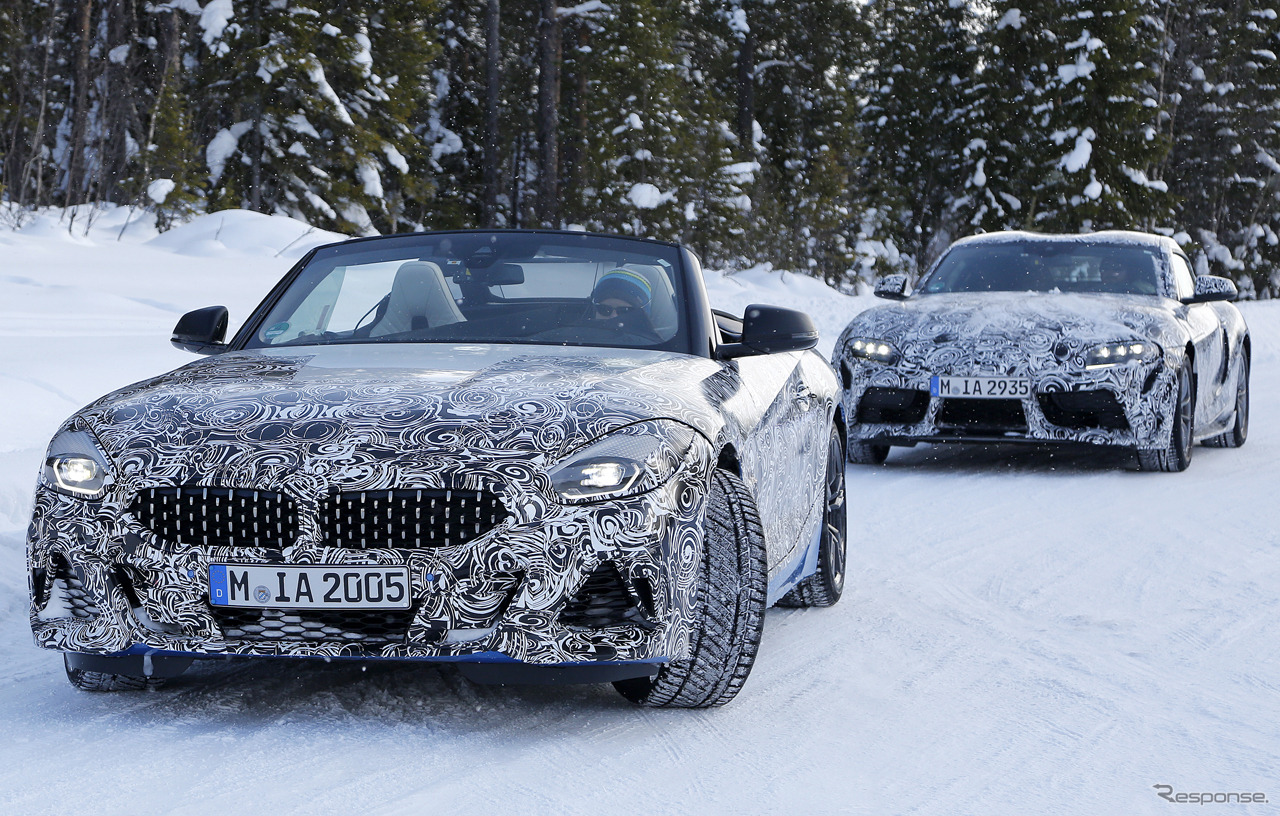 BMW Z4 新型とトヨタ スープラ （写真奥）がテストをおこなう様子をスクープ