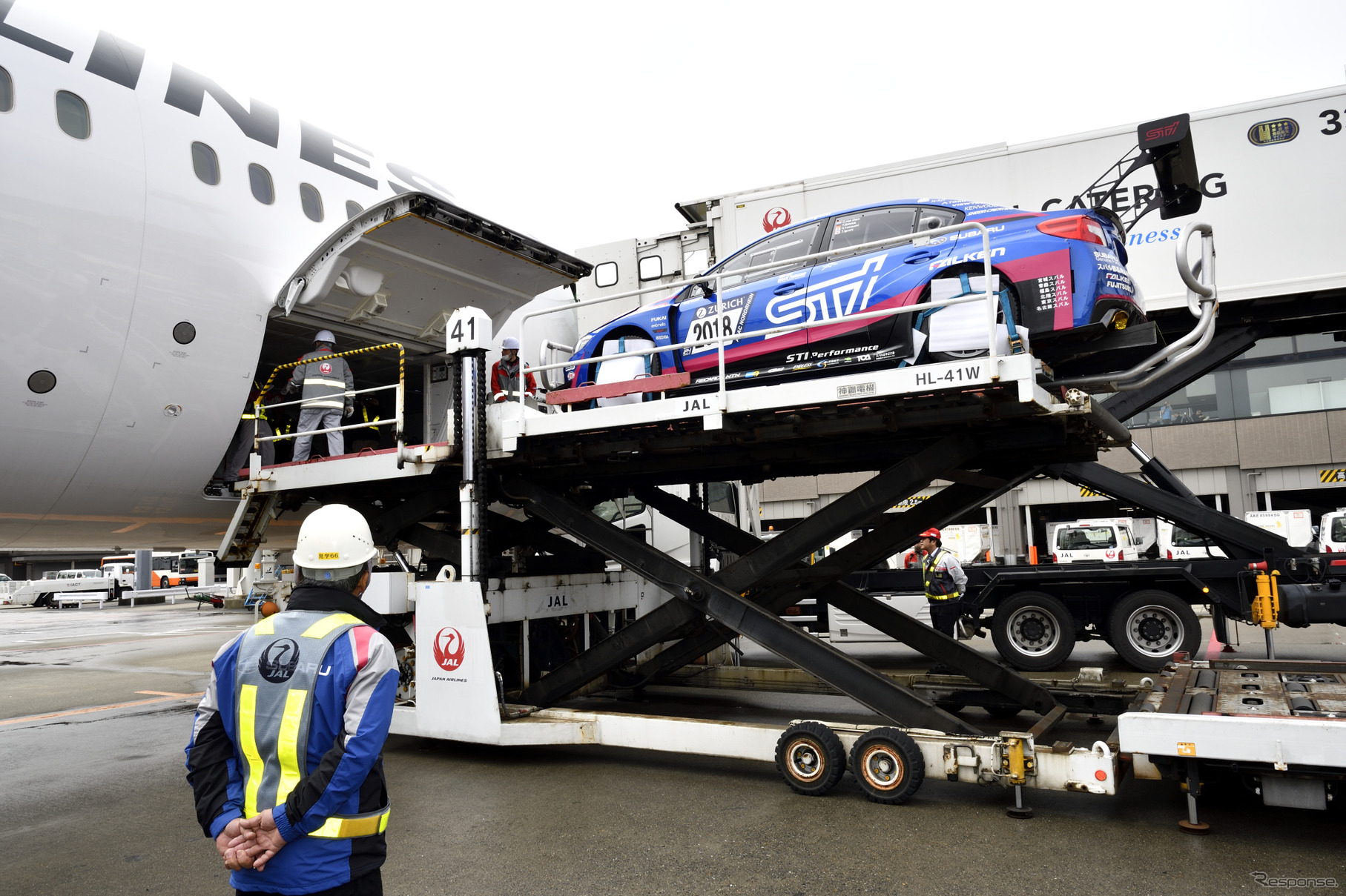 ニュルブルクリンク24時間レース参戦車輌の積み込み