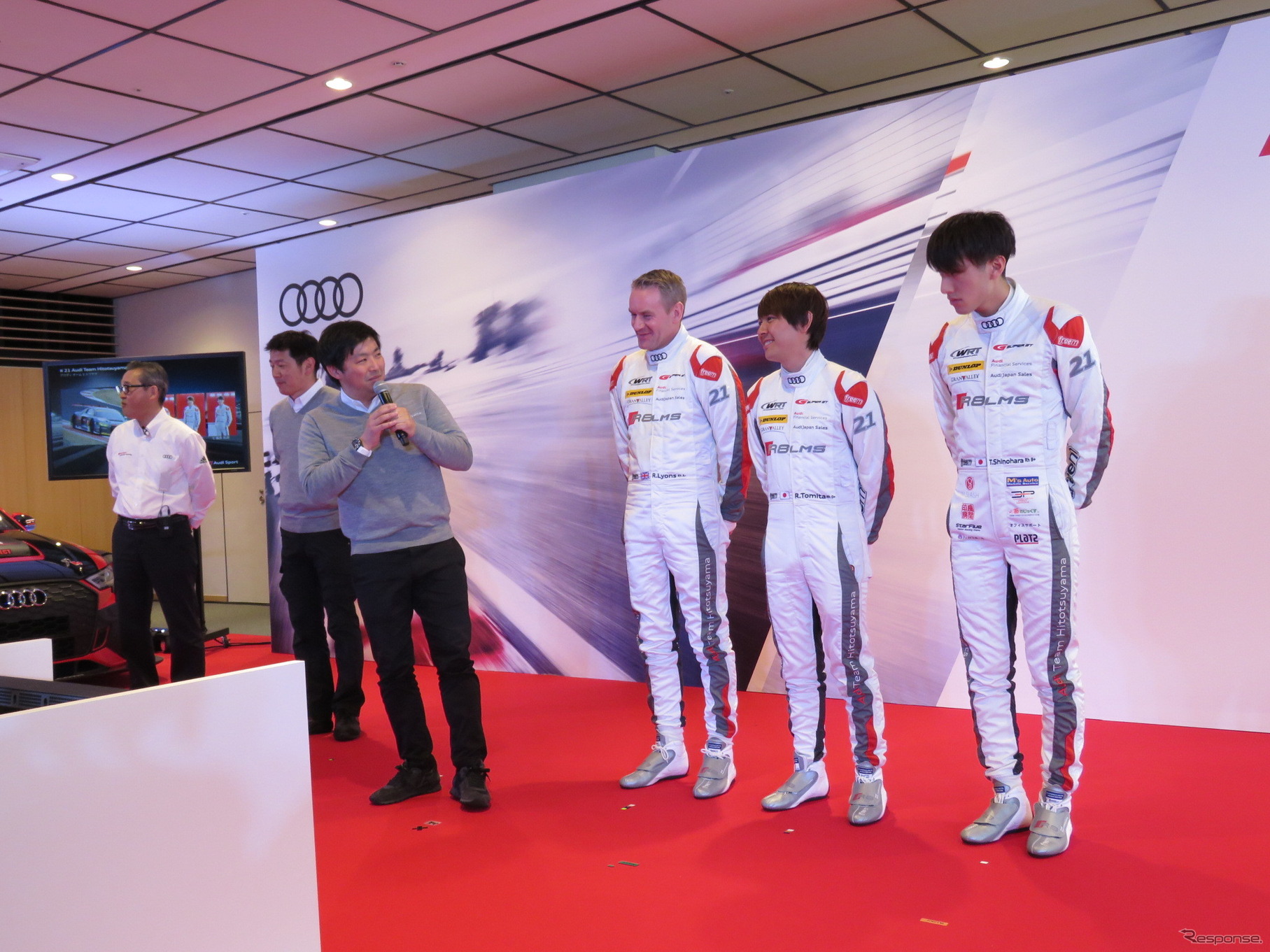 GT300を戦う#21 ヒトツヤマ陣営。マイクを持つのが一ツ山氏、その左が岡澤優チーム監督。