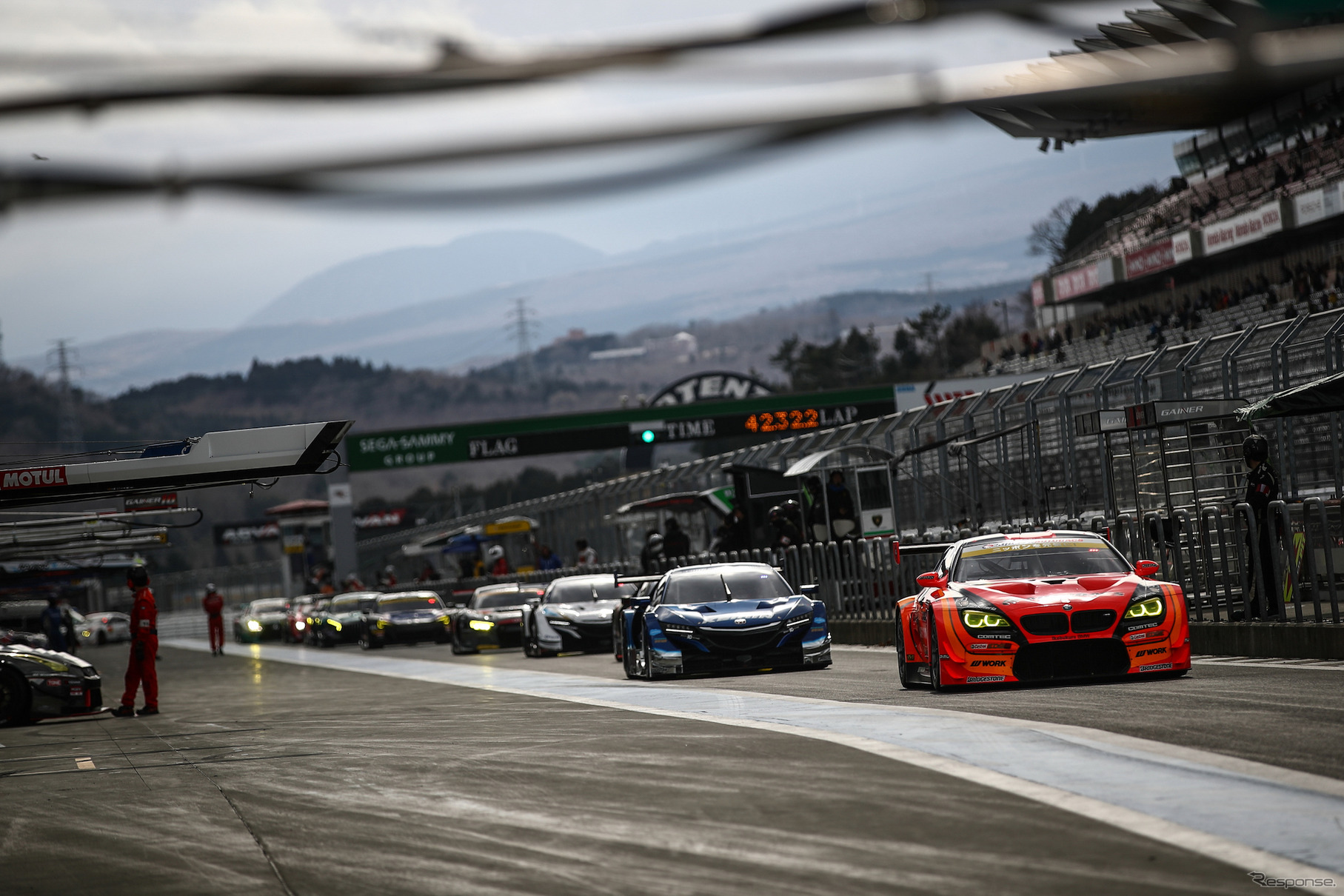 GT300クラスのトップタイムをマークした#55 BMW（先頭）。