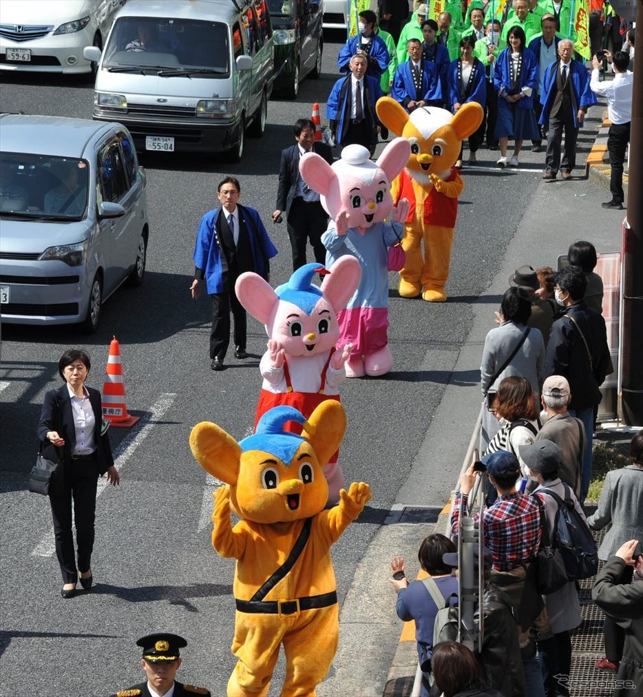 小池都知事も、ピーポファミリーも、巣鴨警察も...さくら祭りで交通安全パレード(31日、東京都豊島区巣鴨）