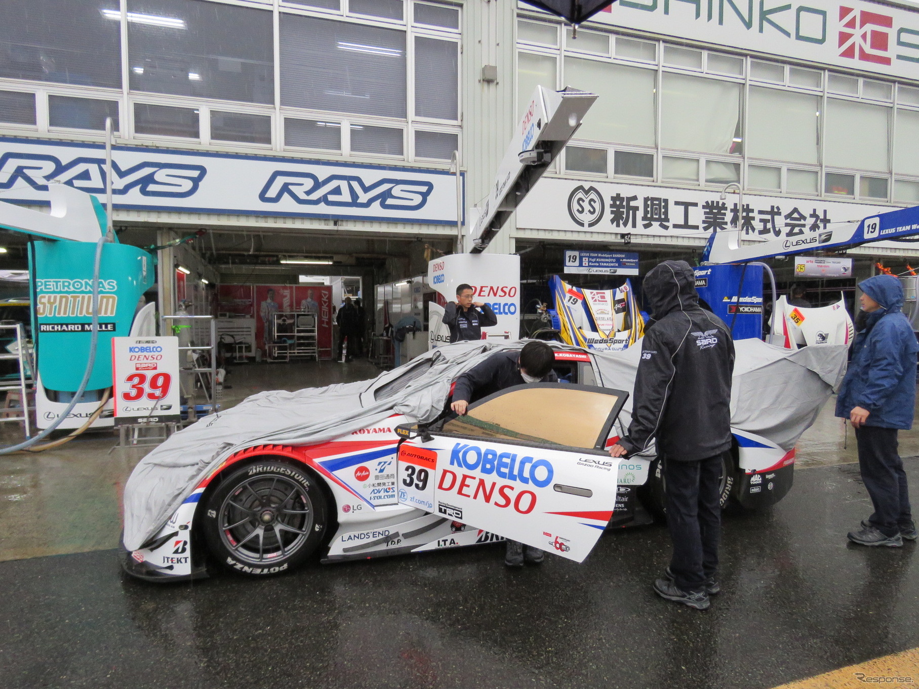 小林可夢偉とコバライネンが乗る#39 LC500。