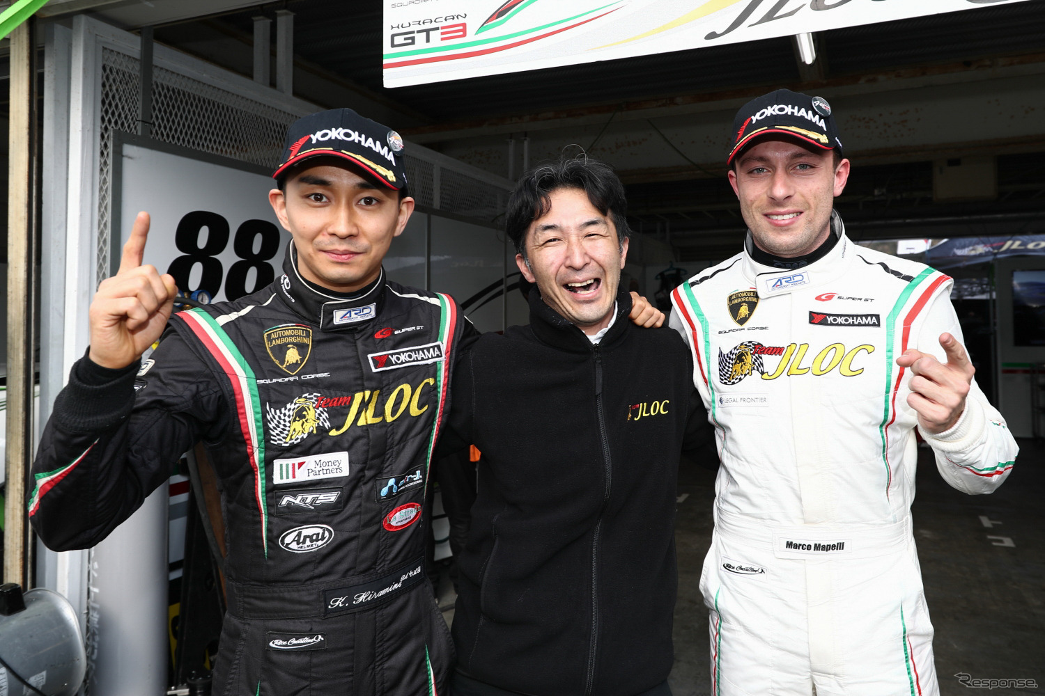 GT300のポールを獲得した平峰（左）とマッペリ（右）。