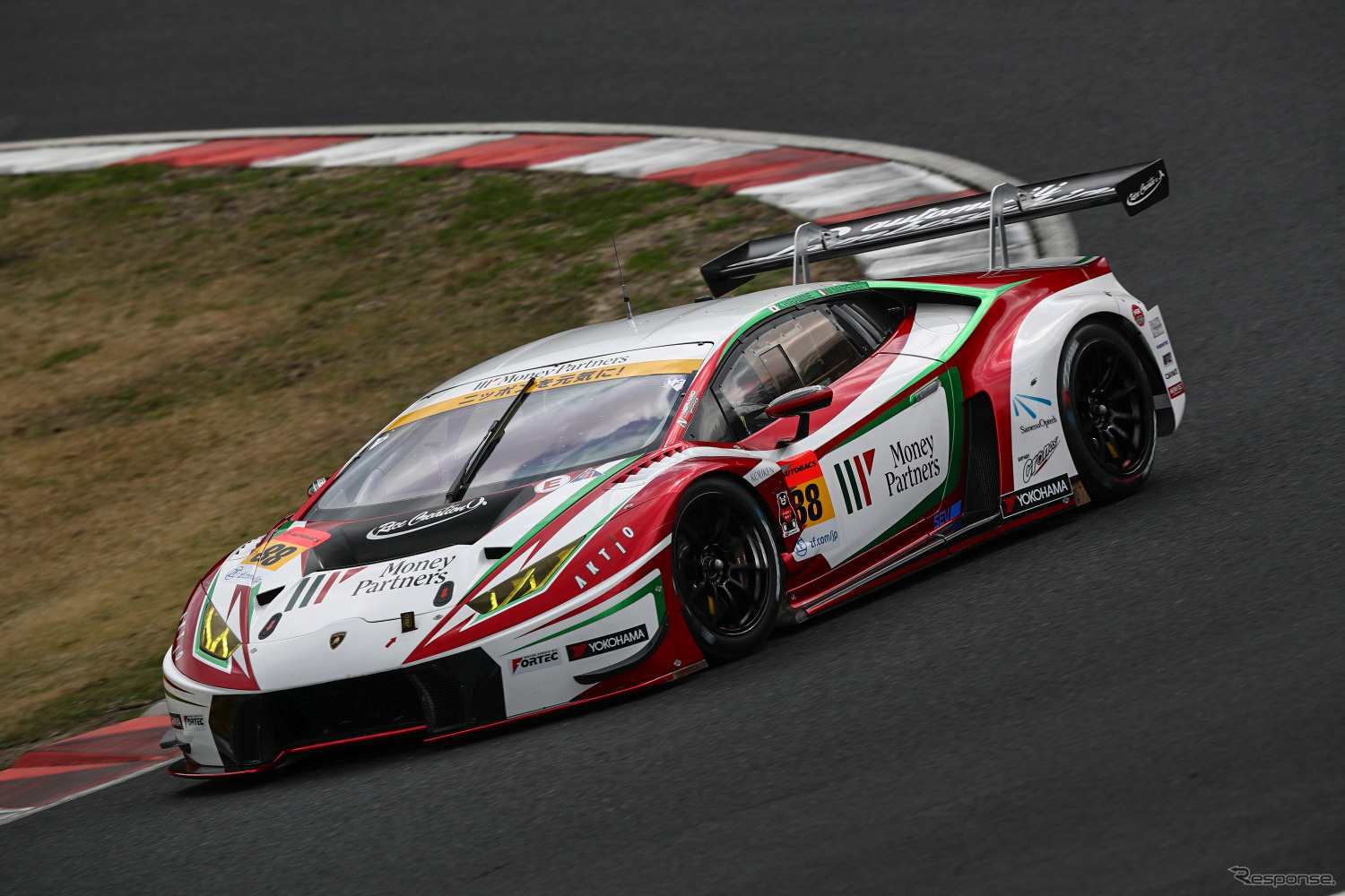 GT300クラスのポールポジションを獲得した#88 ウラカン。