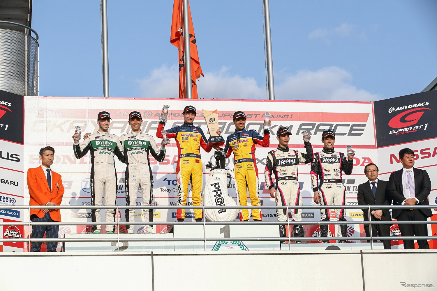 GT300クラスの表彰式（中央左が小林、右が中山）。
