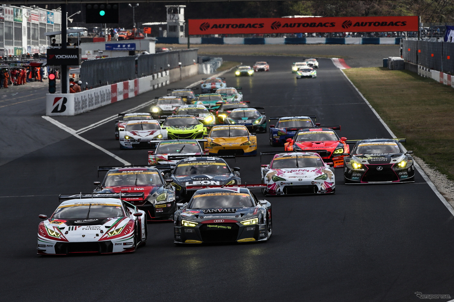 GT300の決勝スタート。