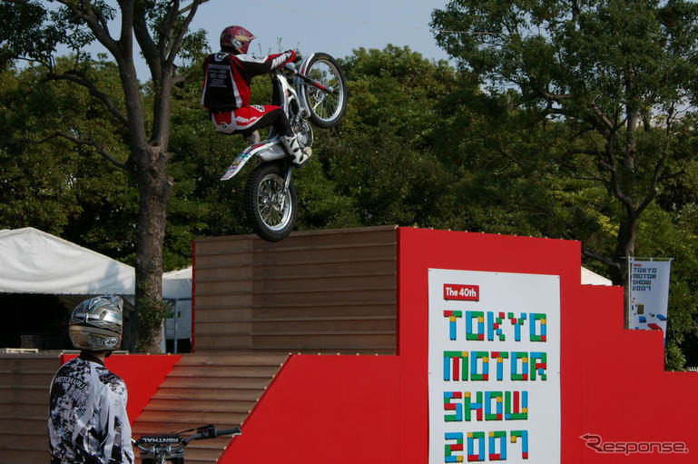 【東京モーターショー07】バイクトライアルデモ、縄跳び成功