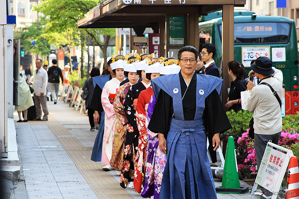 東武特急500系リバティー1周年、南会津の花嫁行列がサプライズ