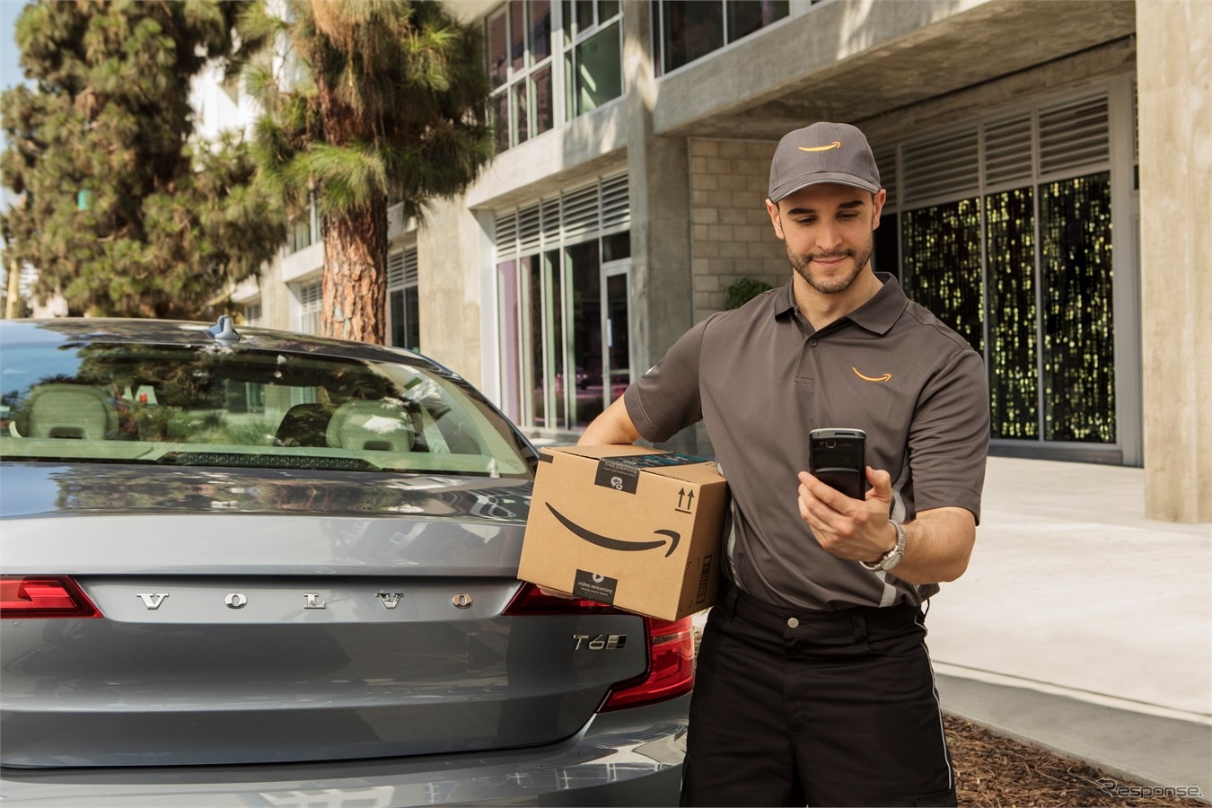 ボルボカーズとアマゾンの車内配達サービス