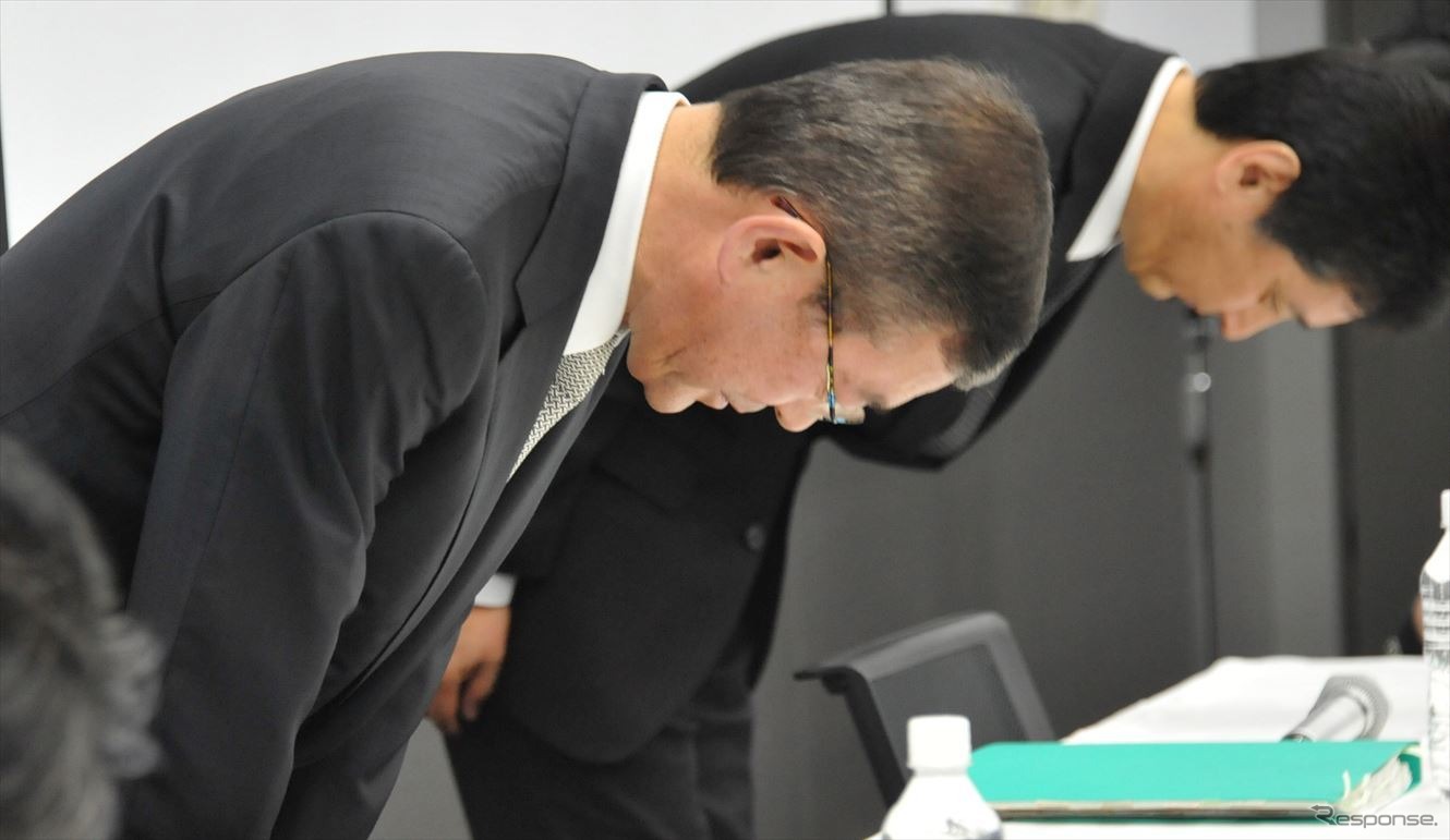 燃費・排出ガス測定でデータの書き換えがあったことを認め、謝罪する吉永泰之社長（左）、大崎篤常務・品質保証本部長（右）