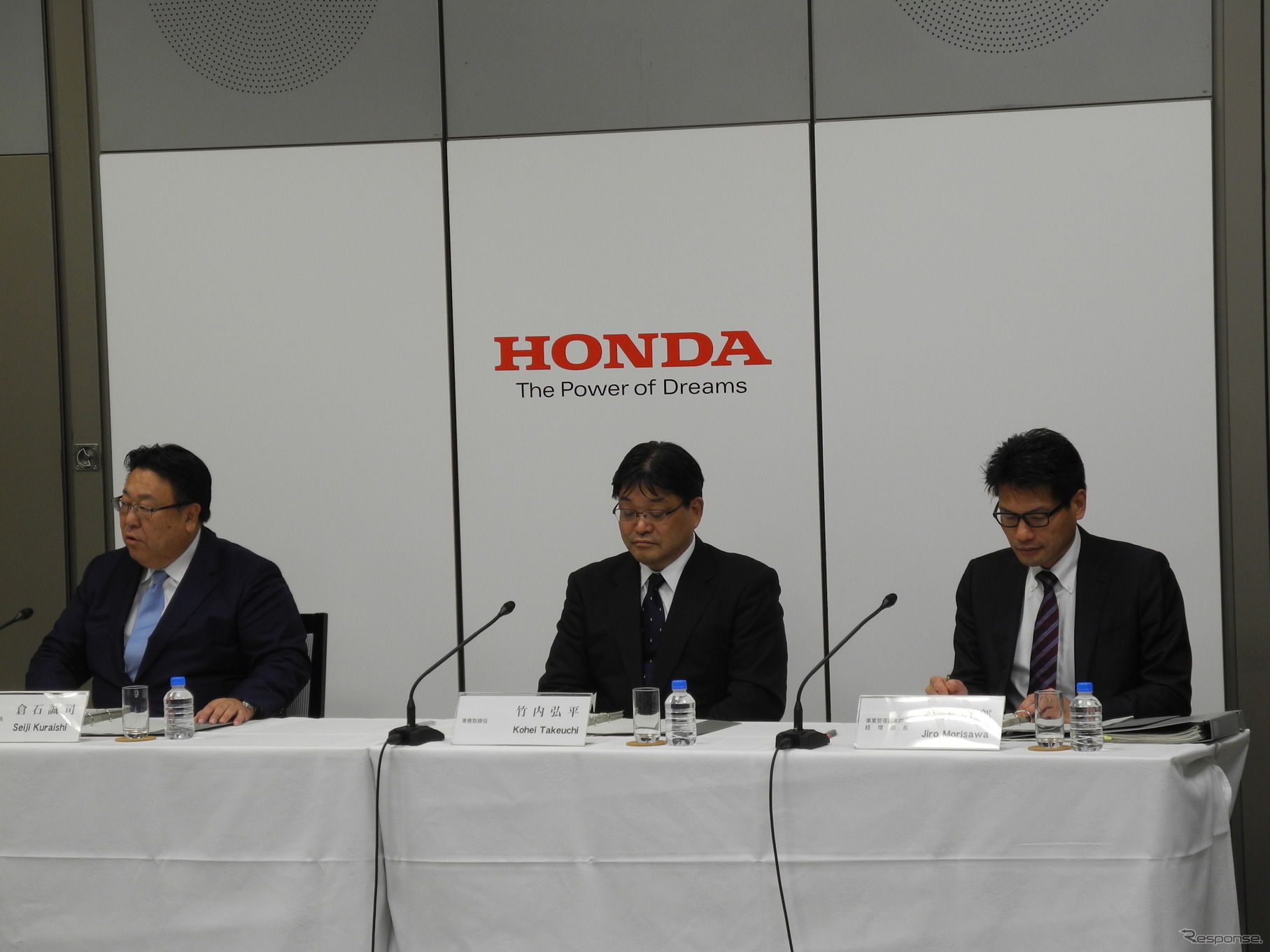 決算会見を行う（左から）倉石誠司副社長、竹内弘平専務、森澤治郎経理部長