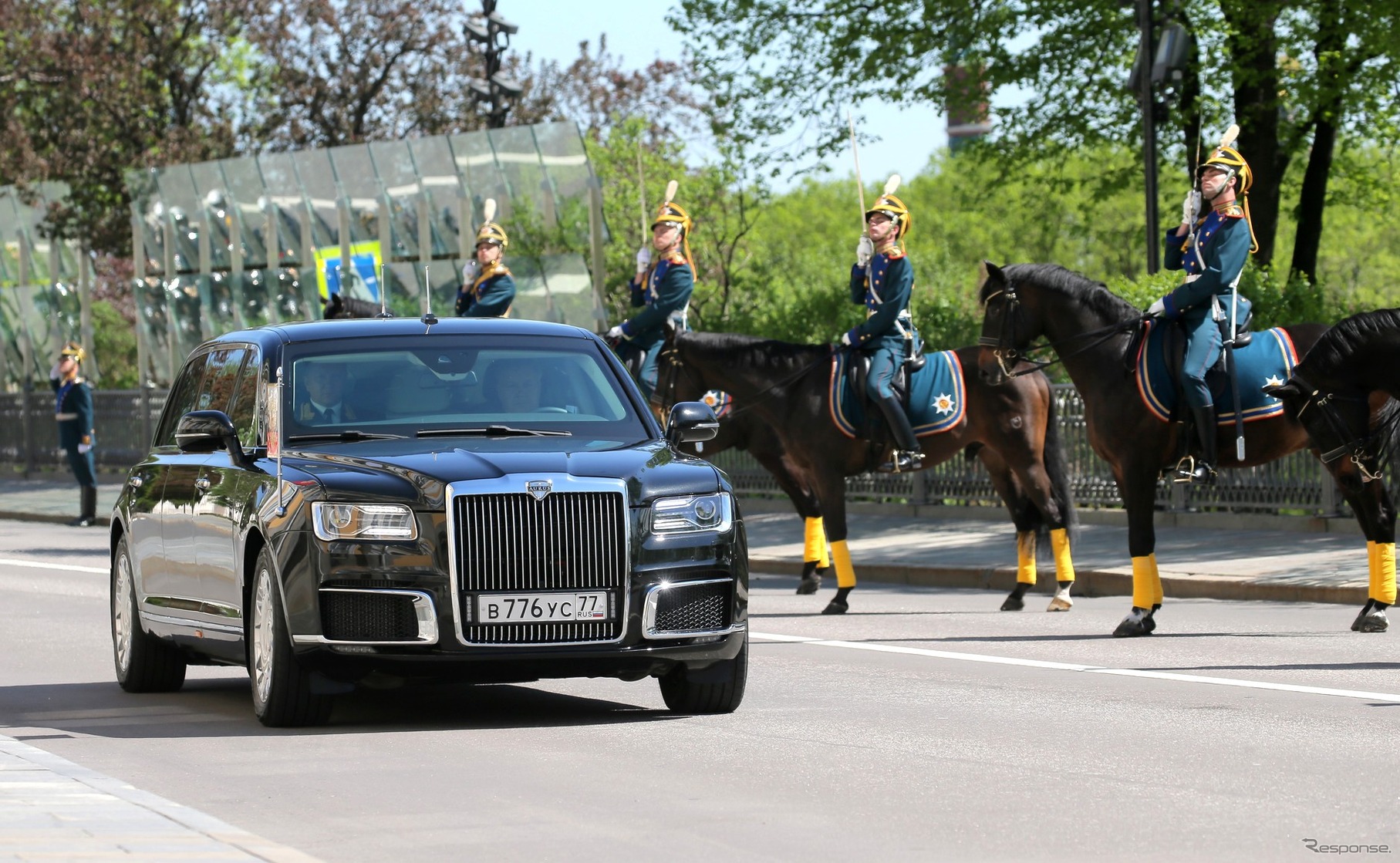 プーチン大統領の新型リムジン『コルテージ』