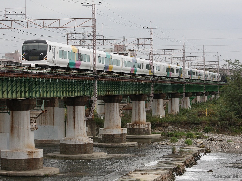 E353系の増備により東海道線へ順次転出することになったE257系。東海道線では国鉄時代に登場した185系が伊豆方面の特急『踊り子』で運行されているが、E257系の進出により去就が注目される。