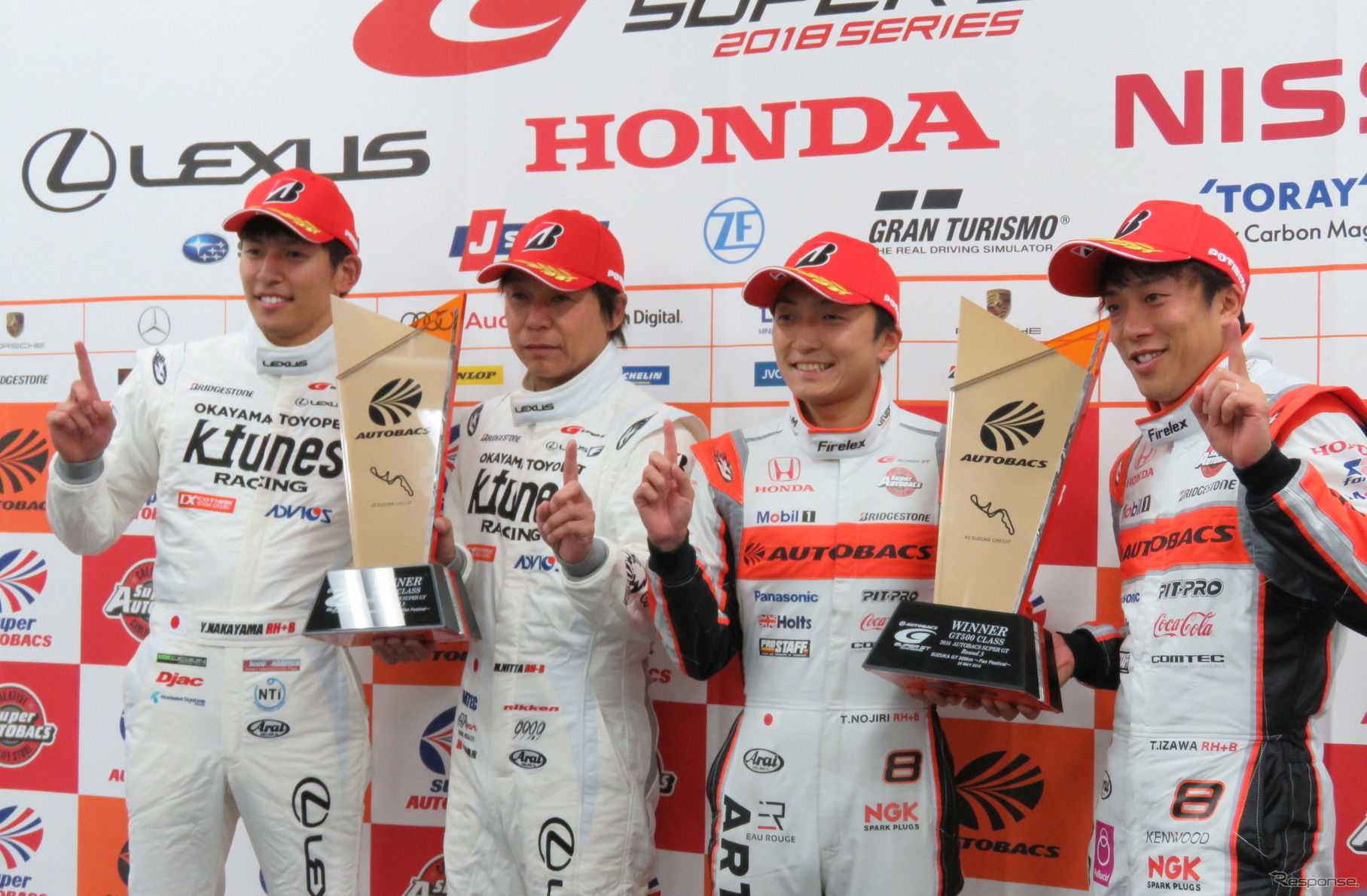 左からGT300優勝の中山、新田、GT500優勝の野尻、伊沢。