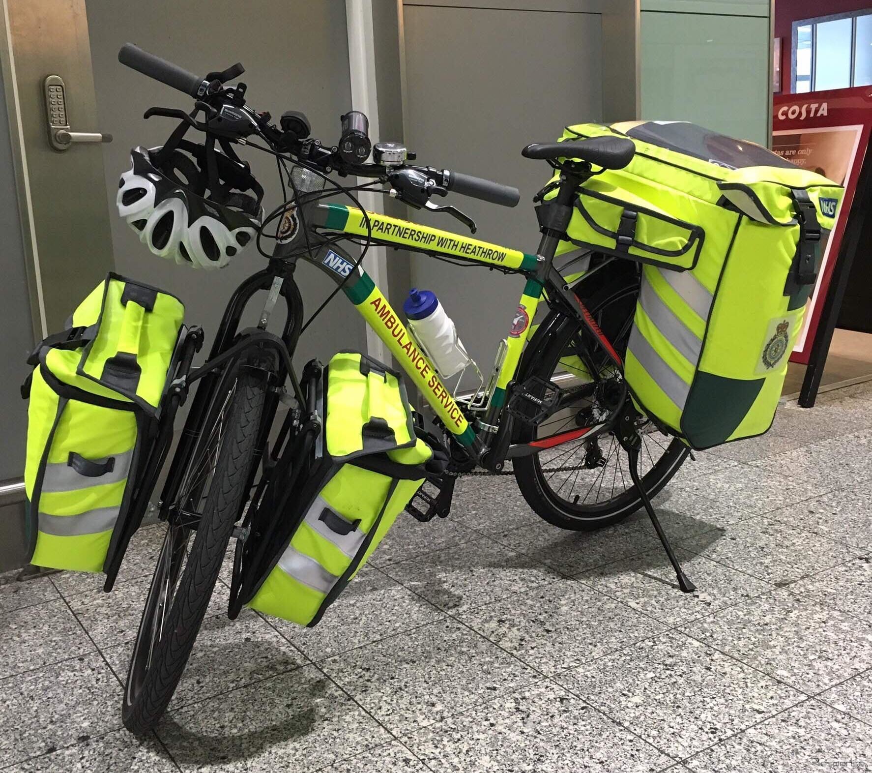 ヒースロー空港で活躍する自転車救急隊が使う自転車。カバンのなかには、緊急の患者に対応するための医療器具が入っている。