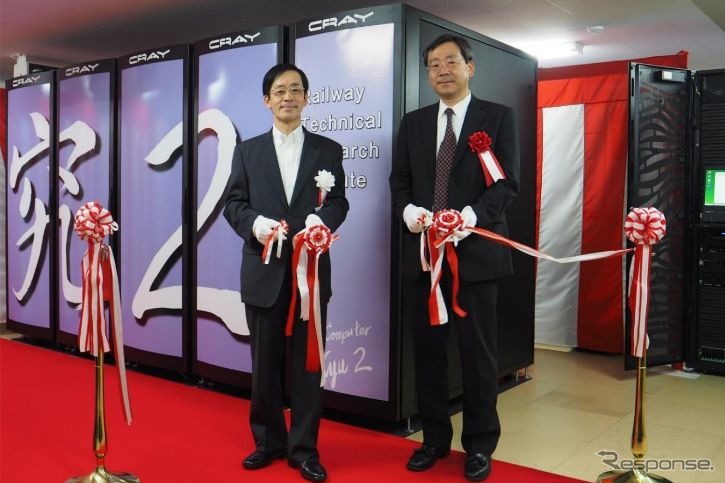 クレイ・ジャパン・インクの中野守社長（右）とともに、クレイ社製の新しいスーパーコンピュータの前でテープカットを行なう鉄道総研の熊谷則道理事長（左）。